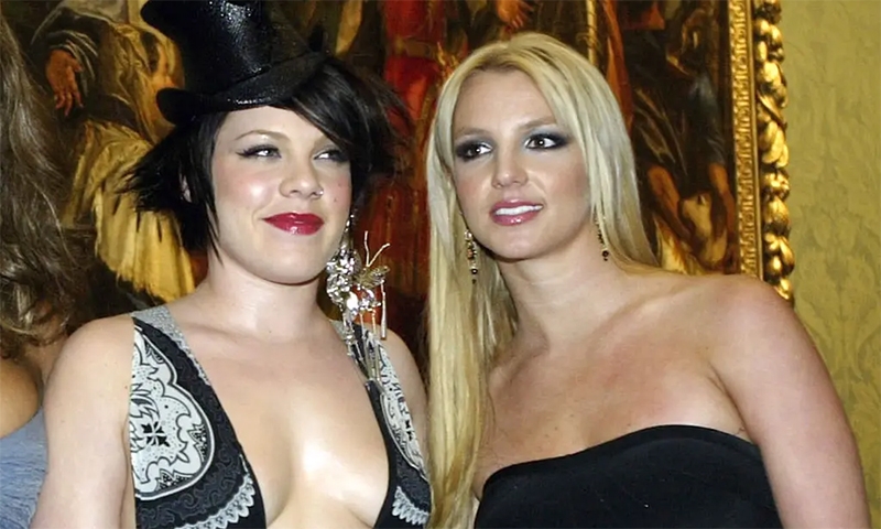  Pink homenageia Britney Spears e muda letra do hit  “Don’t Let Me Get Me” após notícia de divórcio