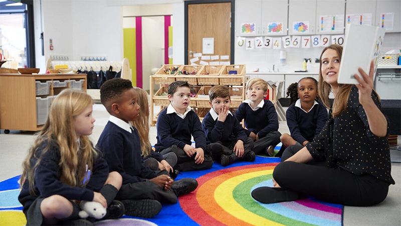  Escola primária é elogiada por incorporar educação inclusiva LGBTQ+ em todo o ensino 