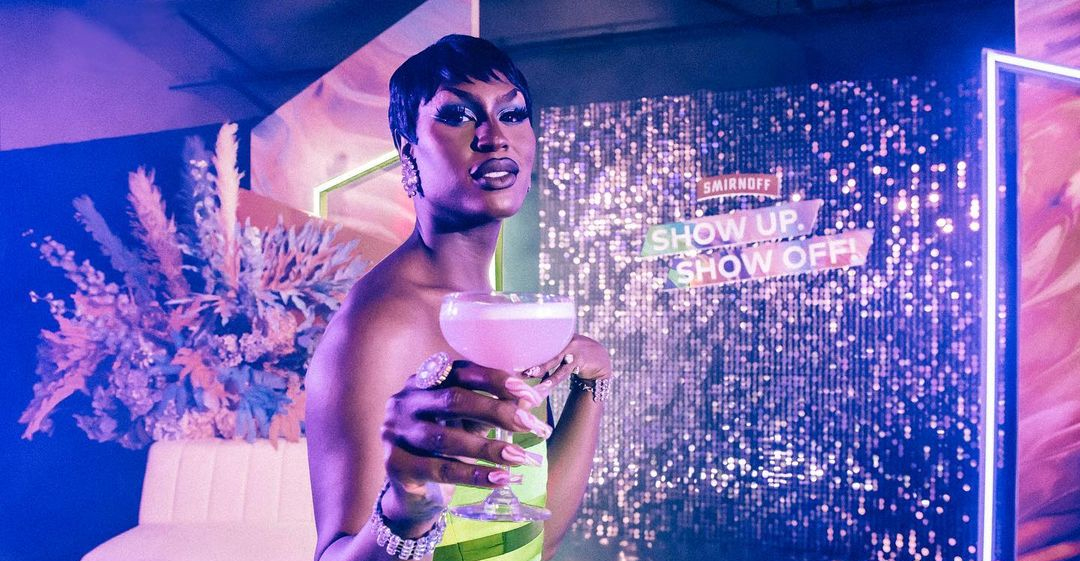 Shea Couleé, de “Drag Race”, joga café gelado na cara de homofóbico racista para se defender