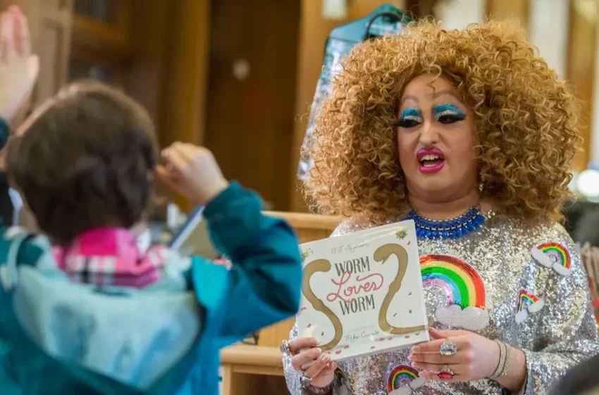  Igreja do Texas abençoa drag queens durante culto de domingo