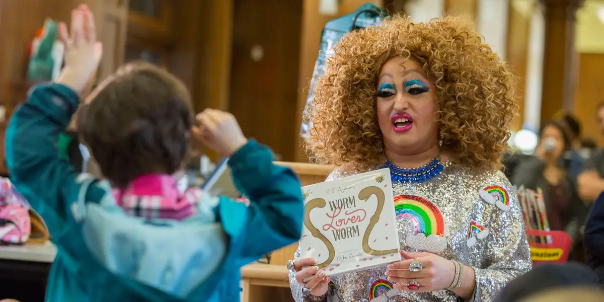 Igreja do Texas abençoa drag queens durante culto de domingo