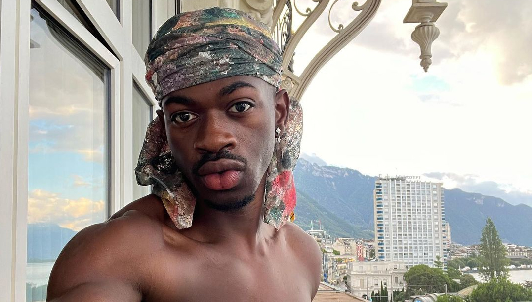 Documentário sobre Lil Nas X sofre atraso durante estreia após ameaça de bomba