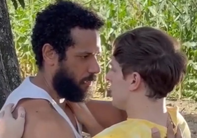  Rede Globo nega que tenha censurado beijo entre Kelvin e Ramiro em “Terra e Paixão”