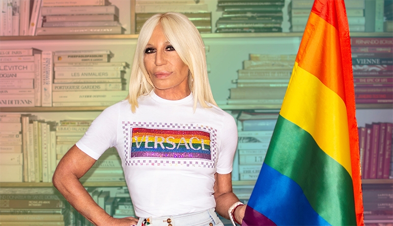  Donatella Versace critica leis anti-LGBTQIA+ da Itália ao dirscursar sobre o irmão Gianni