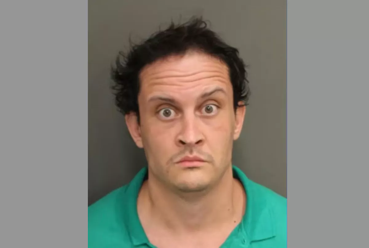 Homem é preso por pichar ódio nazista em centros LGBTQ+ na Flórida