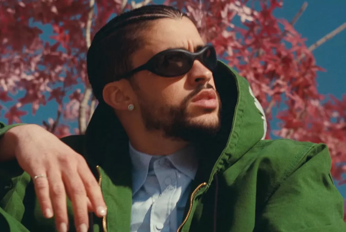 Bad Bunny rebate acusação de queerbating sobre seu estilo “feminino”