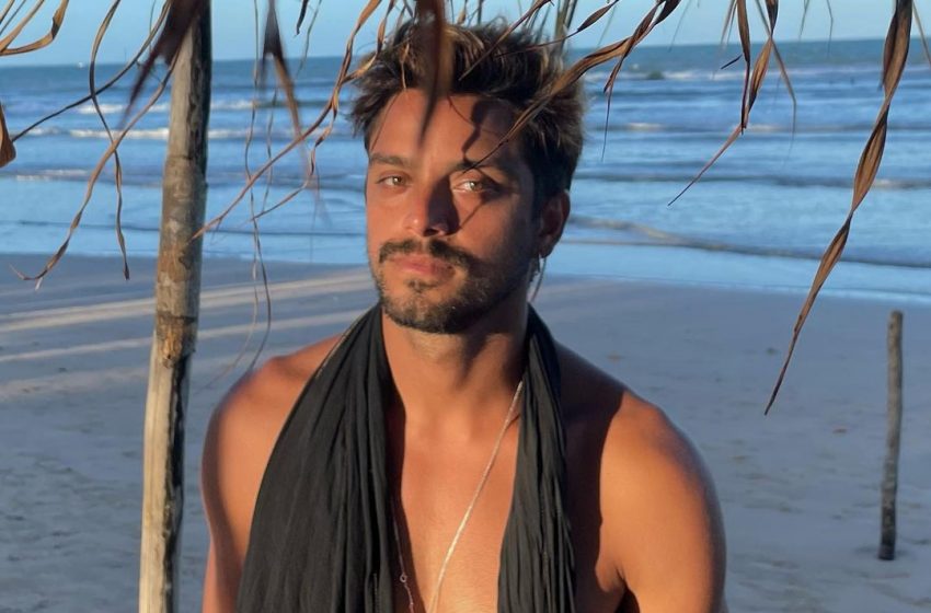  Rodrigo Simas confessa alívio após se declarar bissexual: “Tem me libertado”