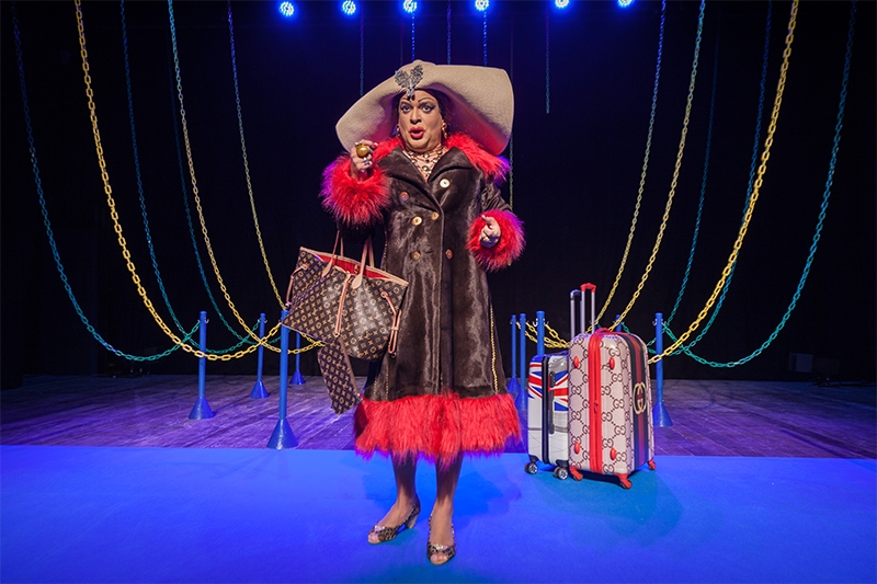  Suzy Brasil leva “Bye bye Bangu” ao Teatro Riachuelo Rio na véspera do feriado