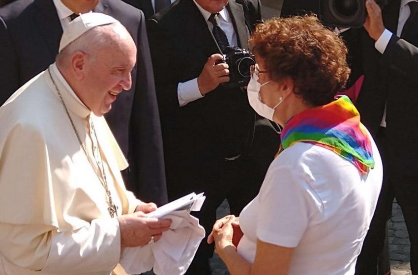  Papa Francisco sugere bênção a casais homoafetivos, mas “com ressalvas”