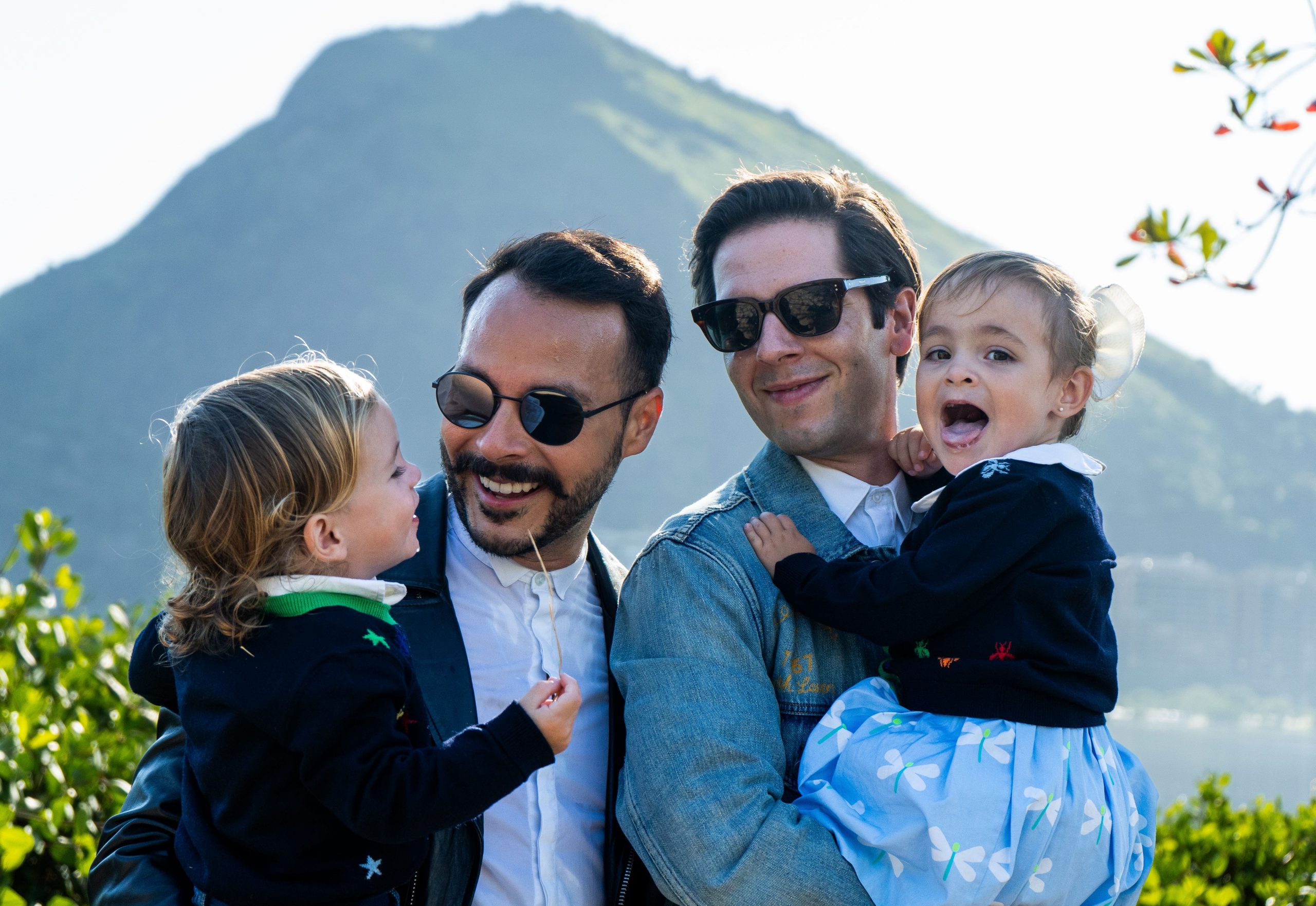 Dois pais criam projeto para ajudar gays a ter filhos através de gestação por substituição