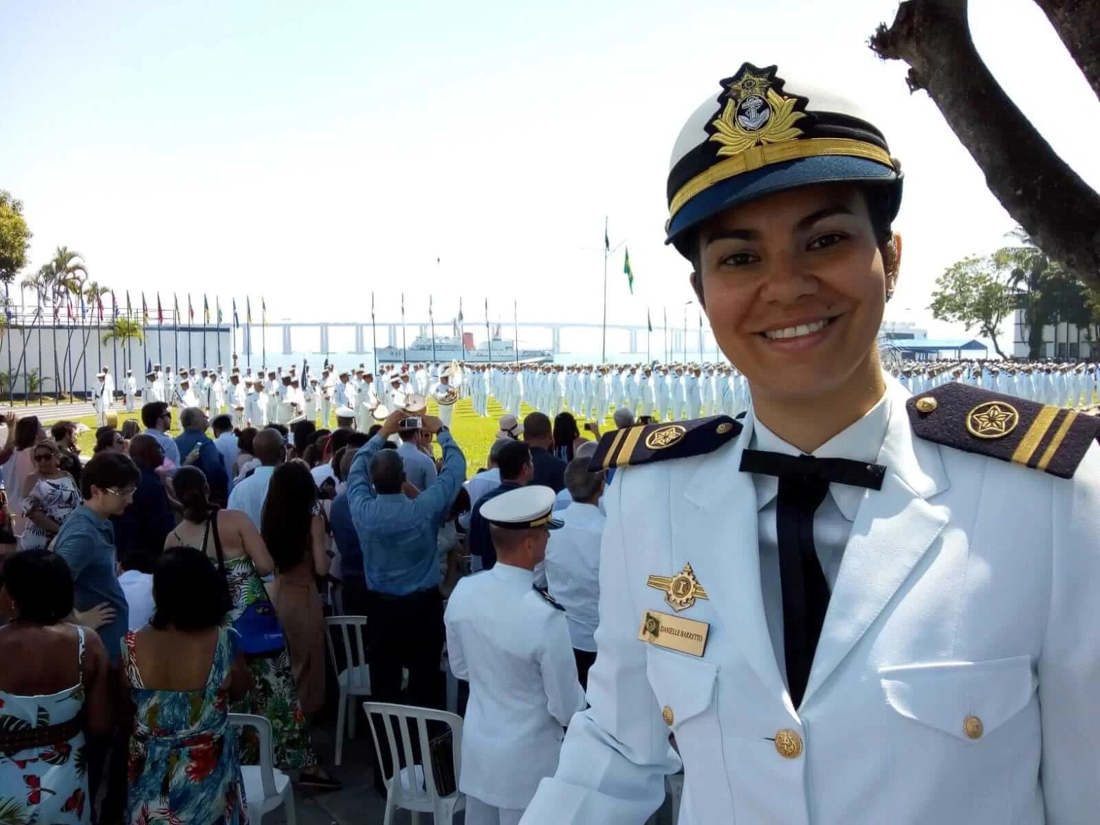 Ex-oficial lésbica cobrada por licença-maternidade acusa Marinha de homofobia