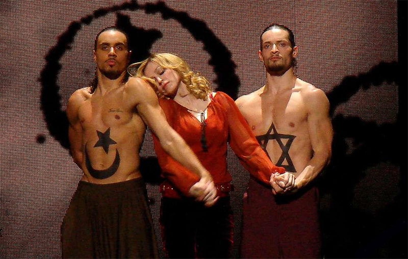  Em meio à guerra, vídeo de Madonna com judeu e muçulmano gays viraliza nas redes