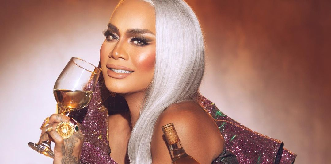 Raja, de “RuPaul’s Drag Race”, é acusada de roubar taça de vinho de restaurante em aeroporto