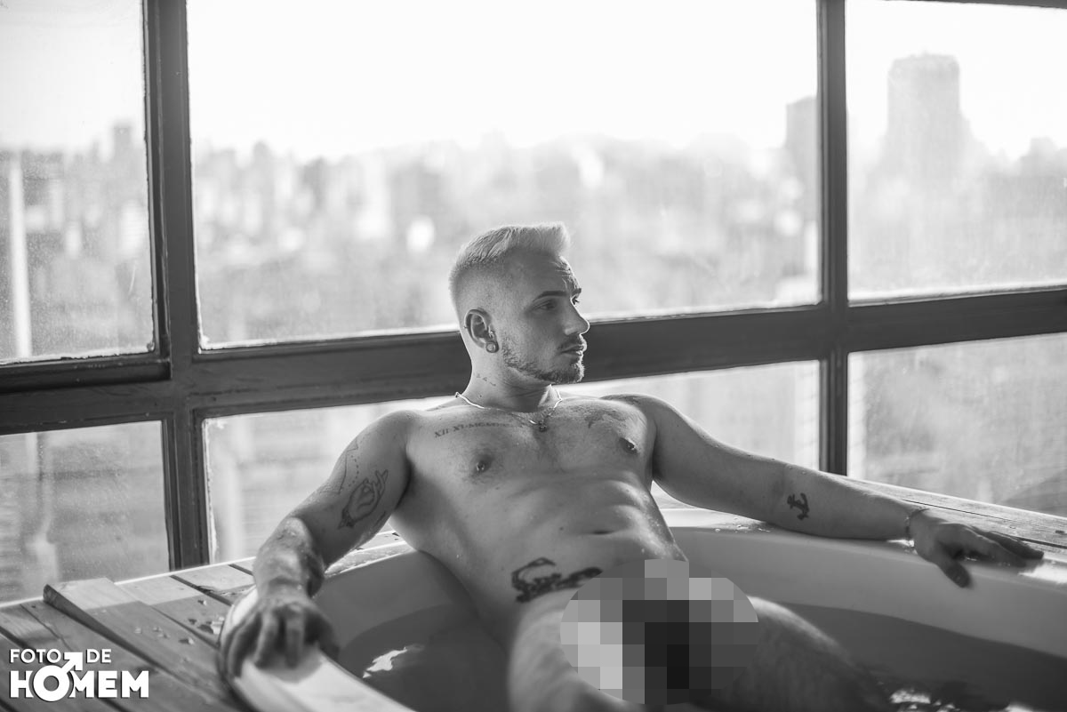 Foto de Homem: Site +18 renova acervo explícito com ensaio inusitado em estúdio de SP