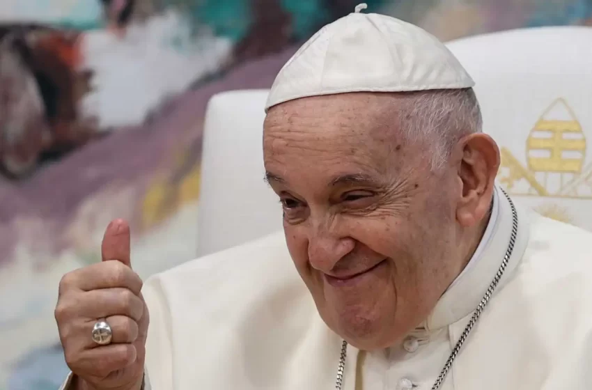  Papa Francisco confirma que pessoas trans podem ser batizadas e ser padrinhos