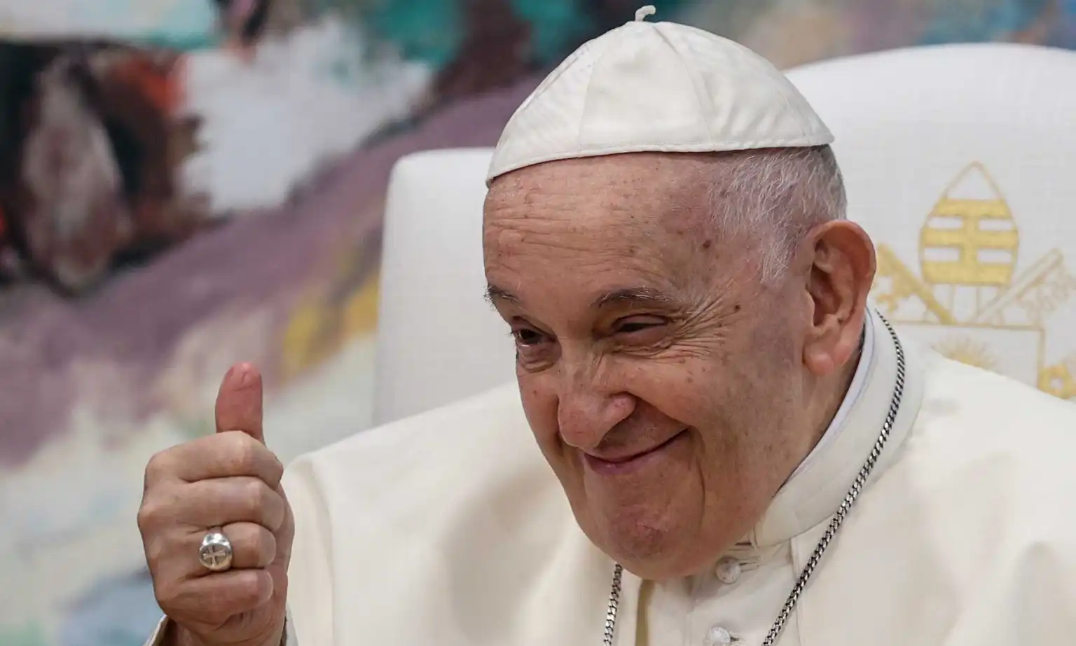 Papa Francisco confirma que pessoas trans podem ser batizadas e ser padrinhos