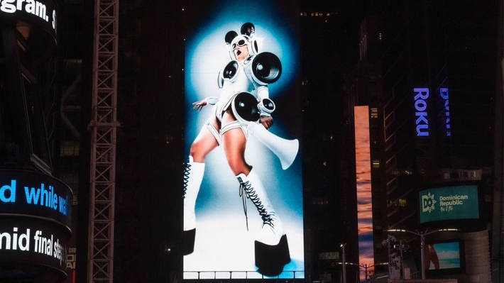  Gloria Groove é destaque internacional com capa de “Futuro Fluxo” estampada na Times Square
