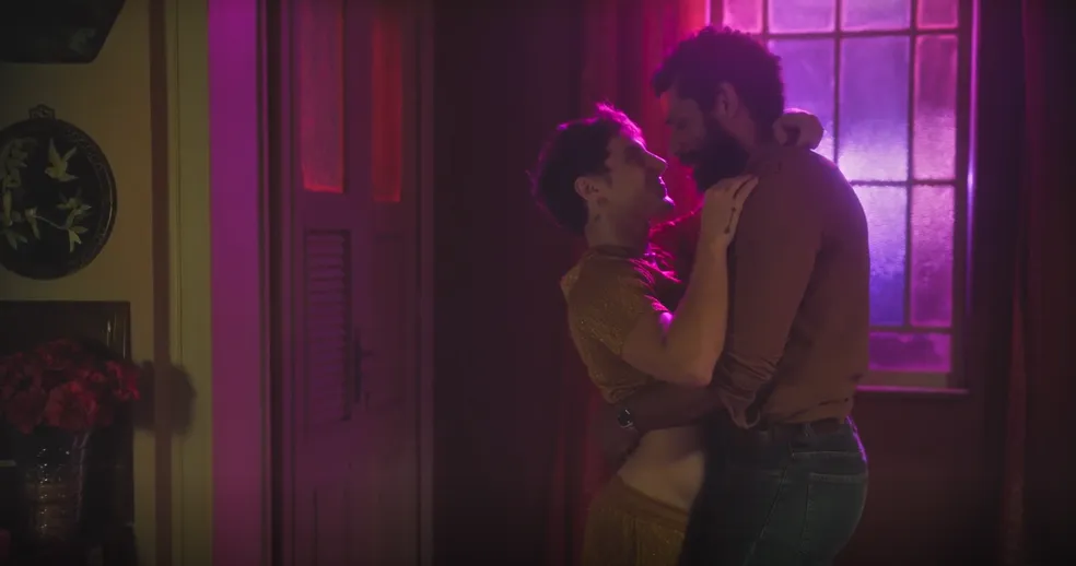 Diego Martins chora ao assistir cena de beijo entre Kelvin e Ramiro: “celebração do amor”