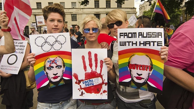  Vladimir Putin promove ataques a sauna e clubes LGBTQ+ de Moscou após decisão judicial
