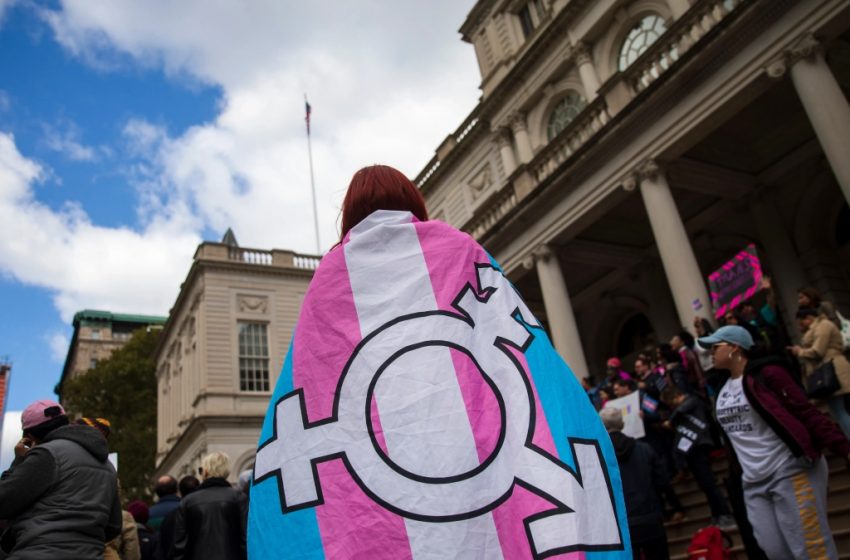  Primeira clínica hormonal privada para jovens trans é aprovada pelo regulador de saúde da Inglaterra