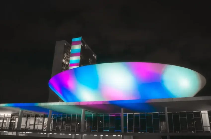  Brasília se ilumina de rosa, azul e branco no Dia Nacional da Visibilidade Trans