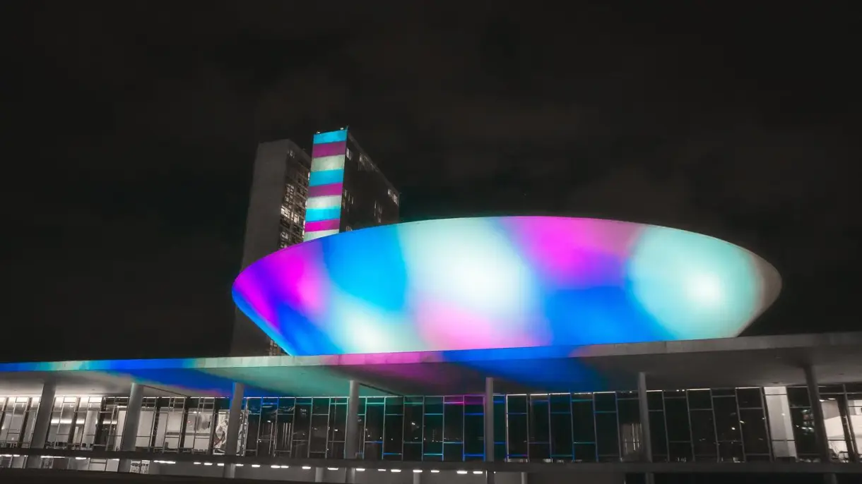 Brasília se ilumina de rosa, azul e branco no Dia Nacional da Visibilidade Trans