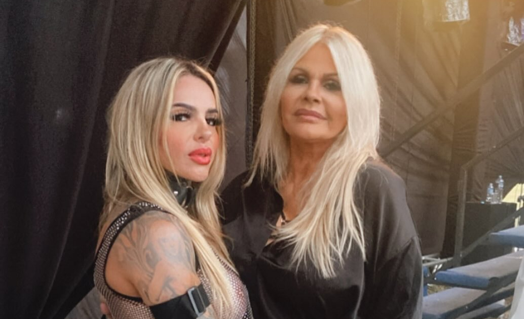 Monique Evans se revolta com ataques após vídeo beijando esposa: “Poderia processar todos”