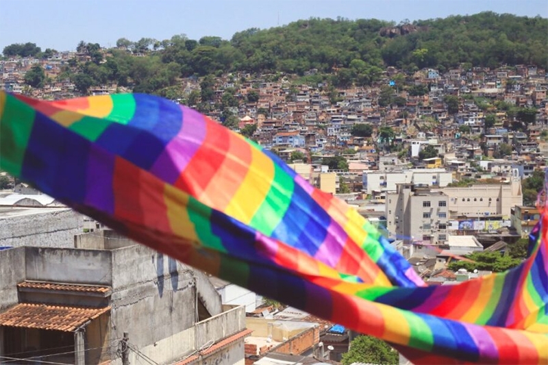  Metade da população LGBTQ+ em favelas já foi vítima de violência e discriminação, aponta estudo 