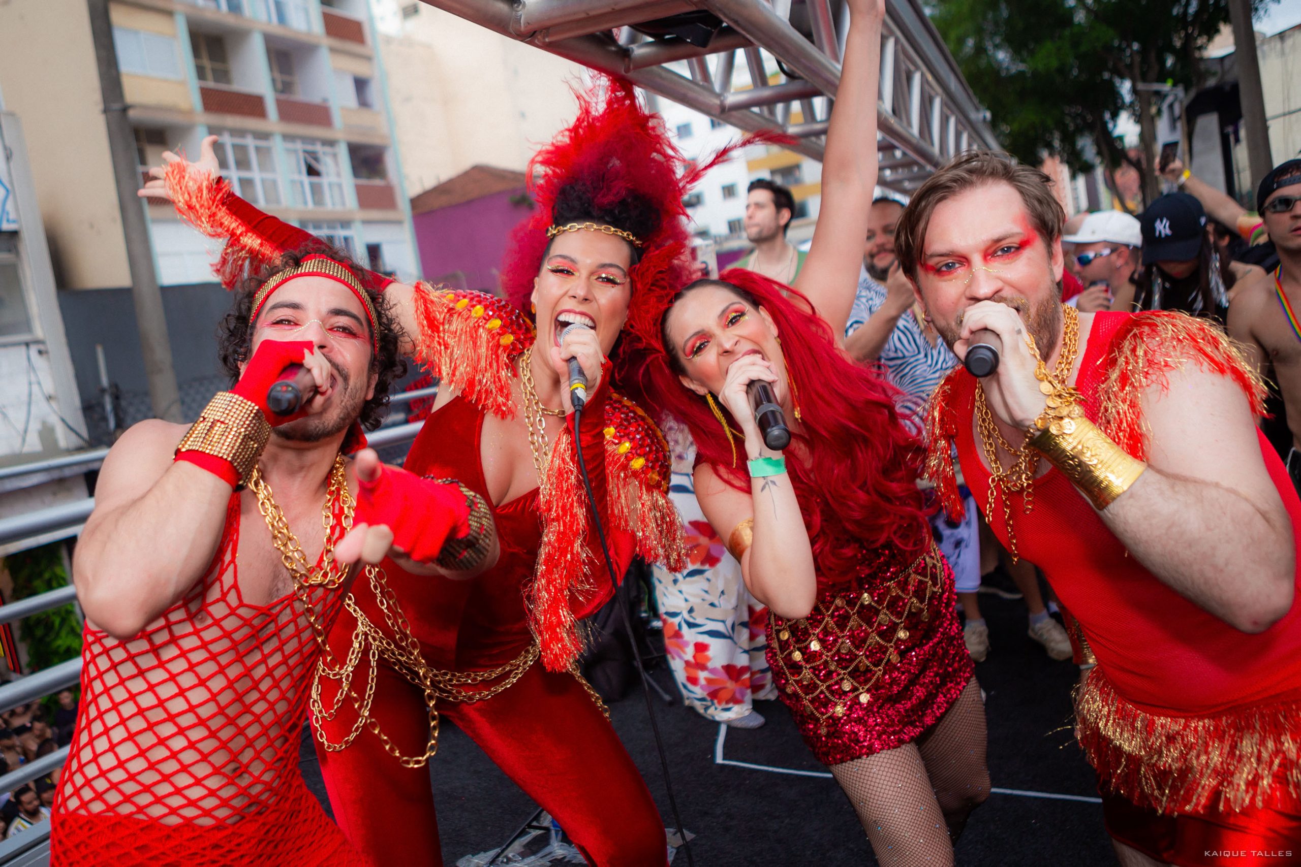 Bloco da Mamma Celebra Silvetty Montilla com cores e música na Augusta