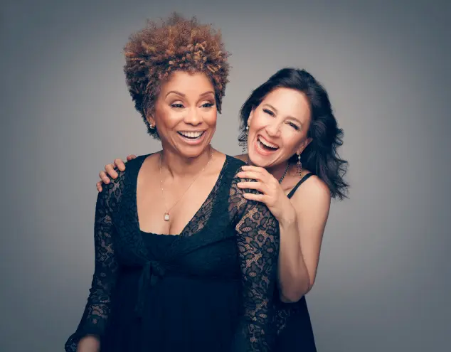 Ex-back vocals de Madonna, Donna De Lory e Niki Haris, se encontram para show em boate