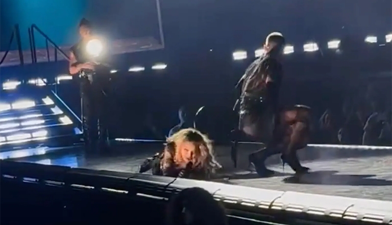 Madonna se diverte e ri de si mesma após cair da cadeira durante show