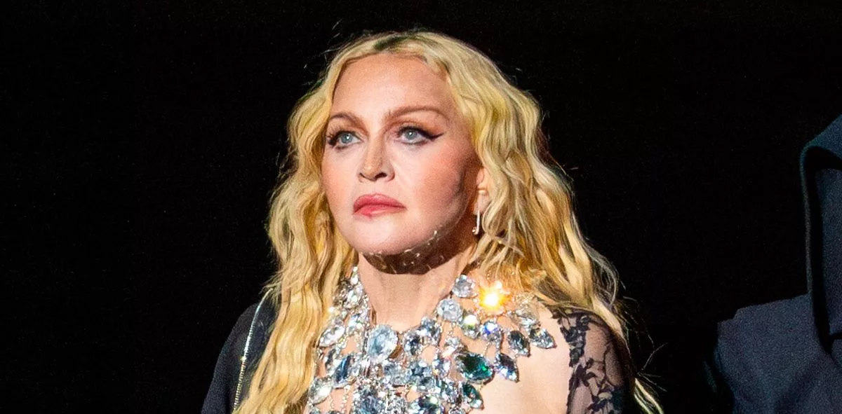 Madonna atende a pedido de fã e homenageia jovem vítima do vírus HIV durante show