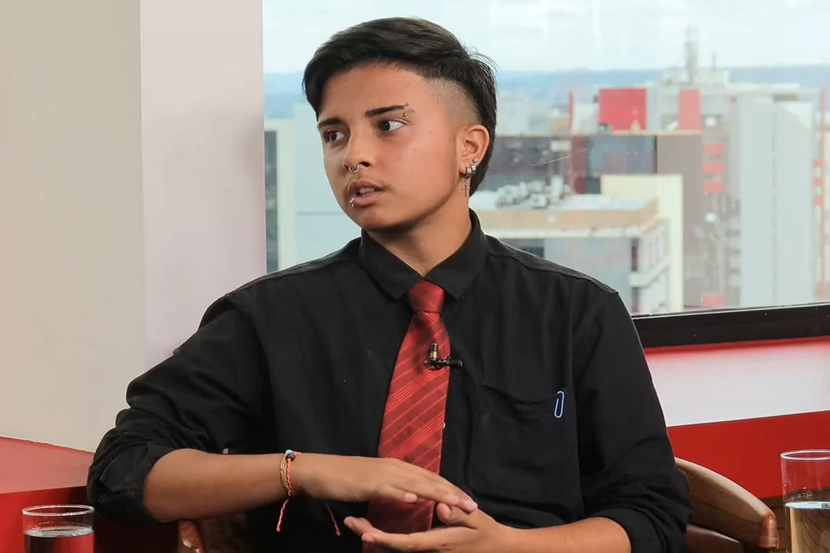 Jovem trans que sonha em servir ao exército realiza alistamento: “não posso ter medo”