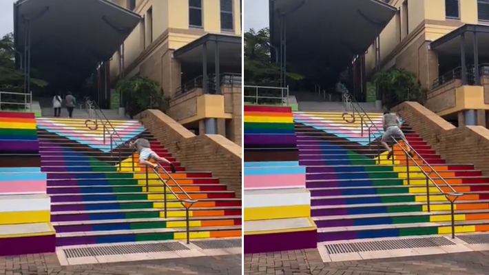  Homem sobe escada pelo corrimão para evitar pisar em degraus com as cores do arco-íris