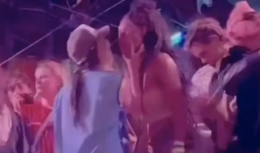  Billie Eilish é vista dando beijo em influenciadora no Coachella após falar sobre interesse em mulheres