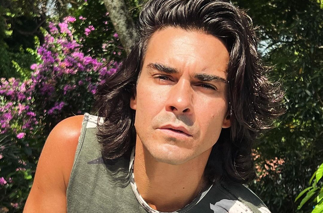 André Gonçalves surpreende ao postar vídeo tomando banho nu e divide opiniões na web