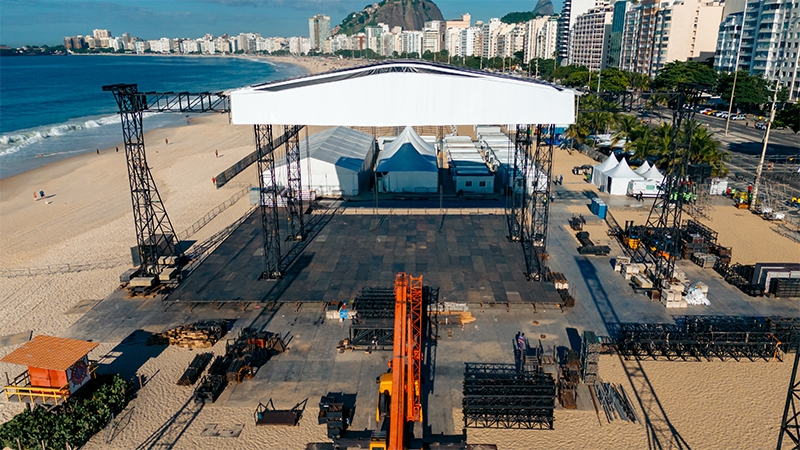  Palco de 812 m² é montado para show da Madonna em Copacabana, no Rio de Janeiro