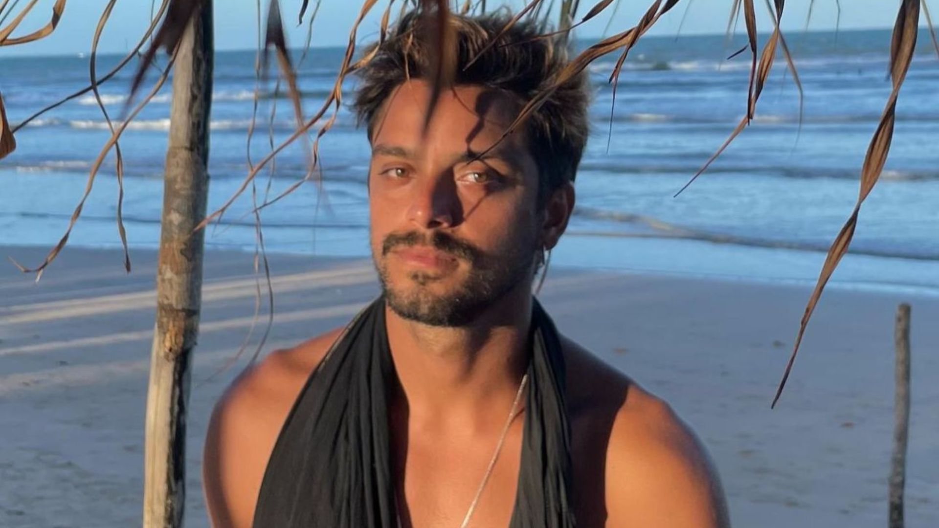 Rodrigo Simas desabafa sobre representatividade após assumir ser bi: “Me apropriei disso”