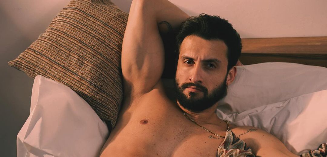 Produtor 18+ casado com mulher fala sobre 1ª vez gravando com homem gay: “Um trem sofrido”