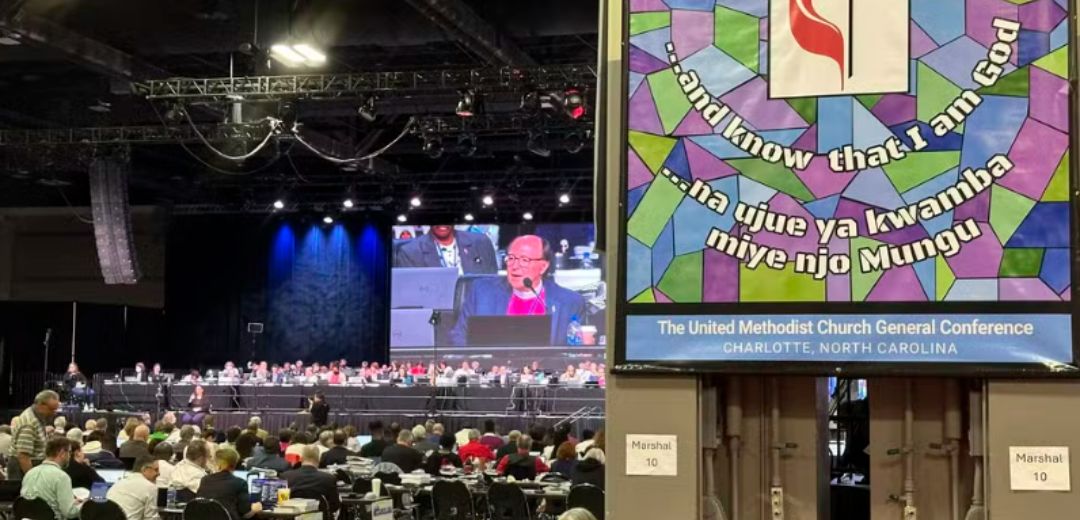 Igreja Metodista dos Estados Unidos reverte políticas anti-LGBTQIAPN+ por celebrações gay