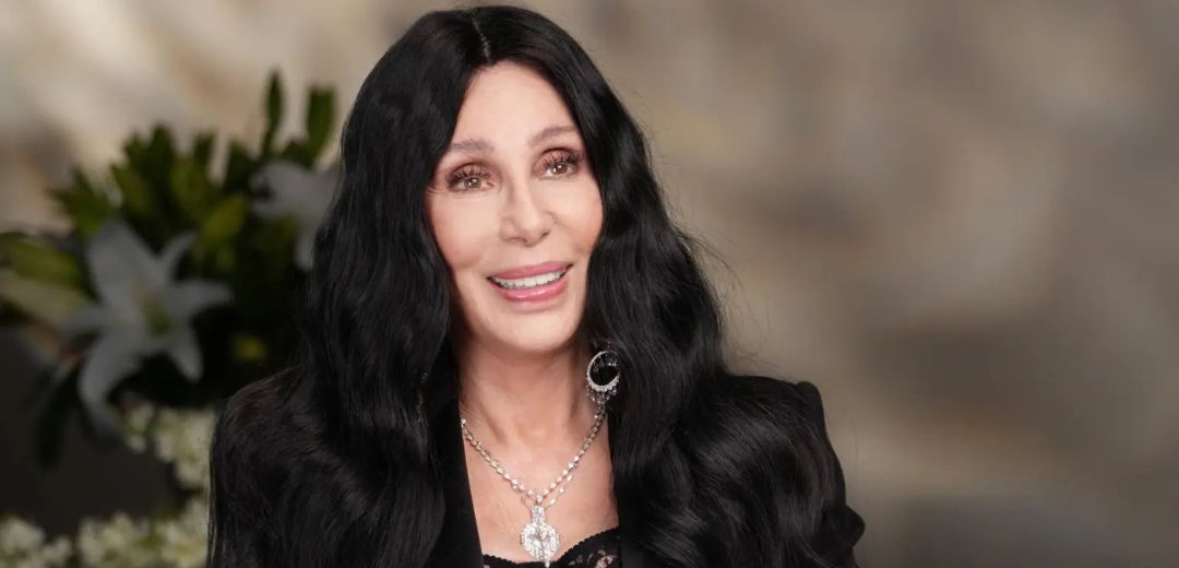 “Homens da minha idade estão todos mortos”, dispara Cher sobre fama por namorar novinho