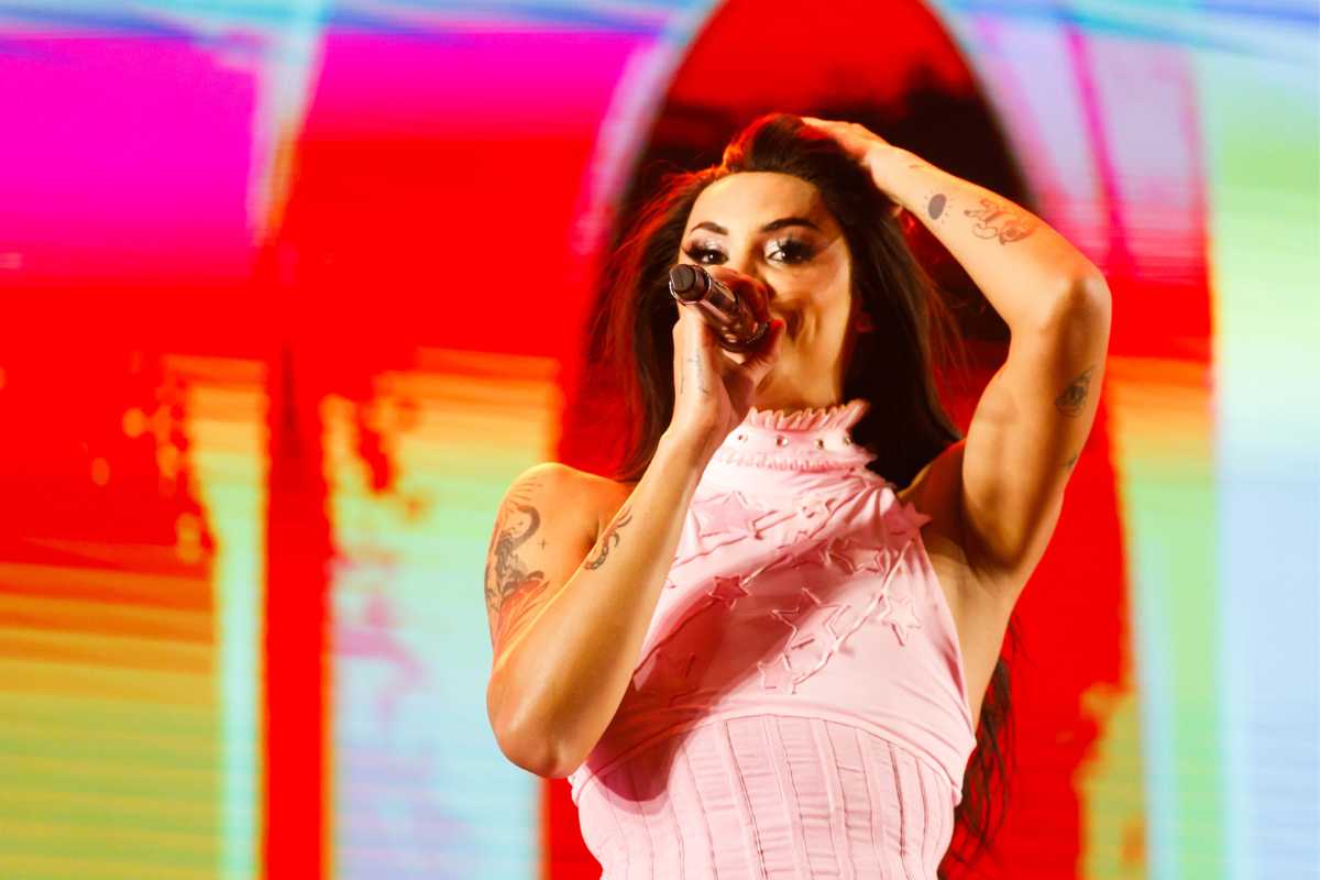 Pabllo Vittar protesta contra prisão de mulher com seios à mostra na Virada Cultural