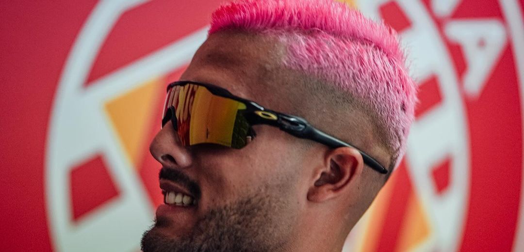 CBF se pronuncia sobre polêmica do cabelo rosa de jogador: “Tem autonomia sobre sua aparência”