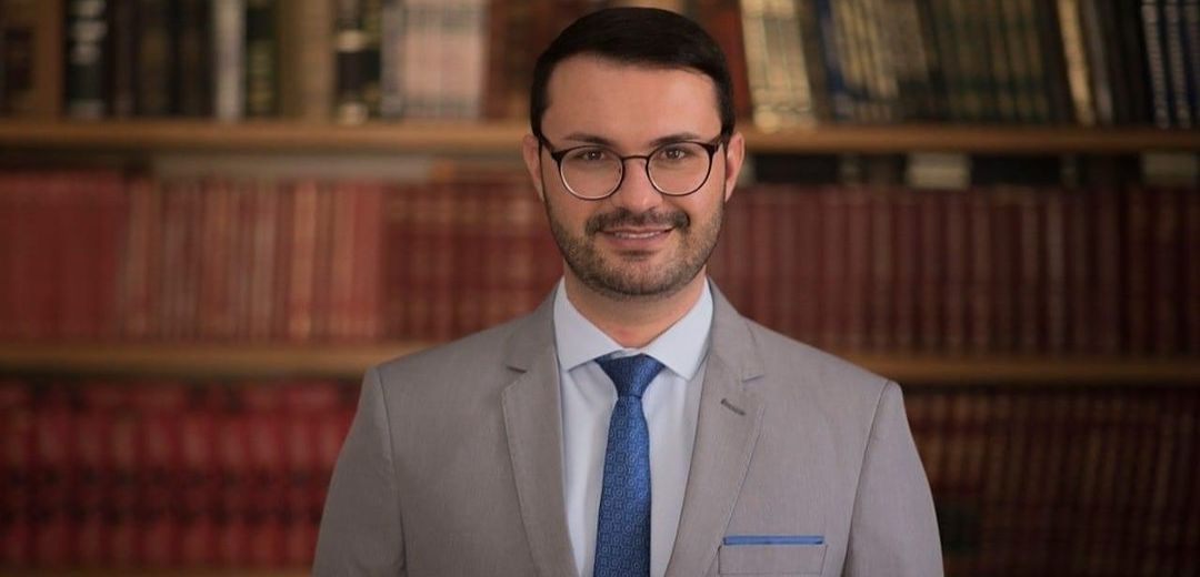 Prefeito de cidade em BH diz que não tentará reeleição por conta de homofobia: “Sofro há 4 anos”