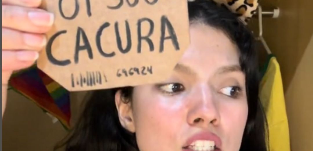 Tiktoker zomba das marcas no mês do Orgulho e lança a carteirinha ‘Sou Cacura’: “Idosos acima de 35”