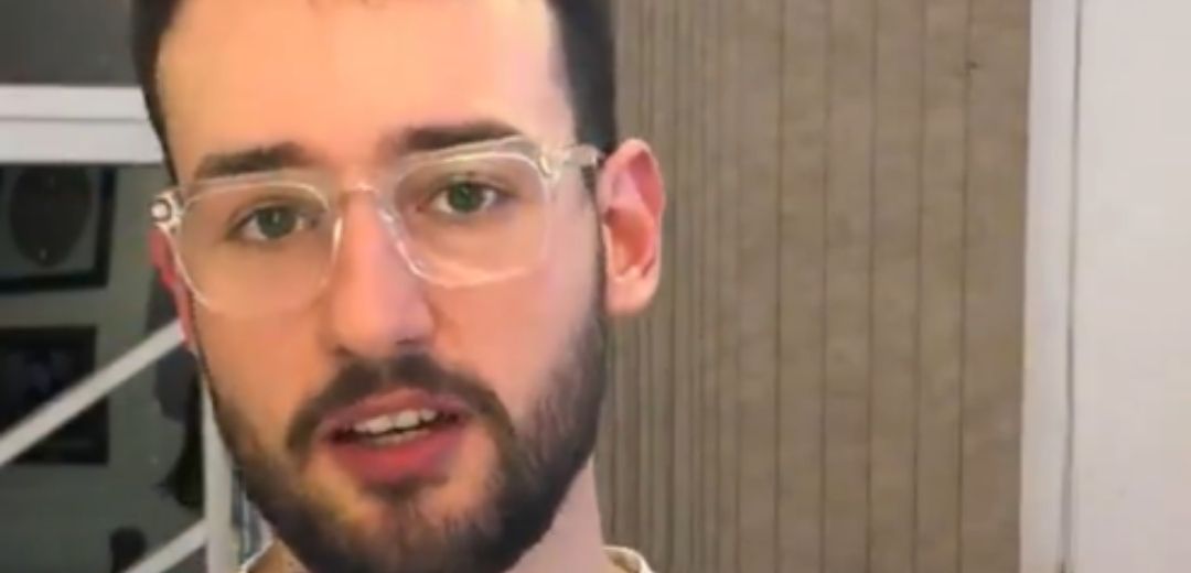 Internauta viraliza com tutorial sobre como gays devem flertar: “Caiu na vila o peixe fuzila”