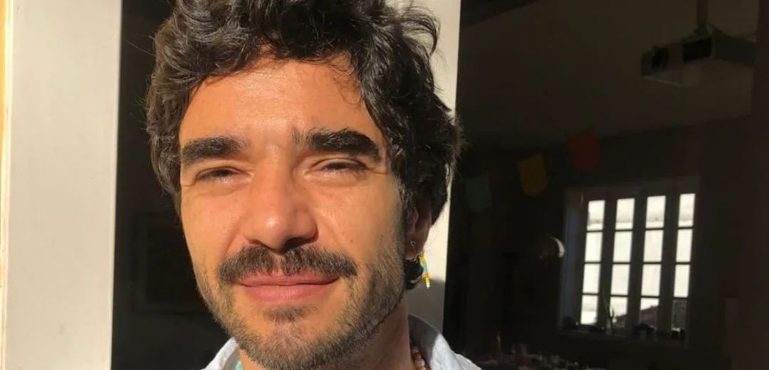 Casado, Caio Blat revela que gosta de ménage e pede por fio terra: “É tão gostoso”