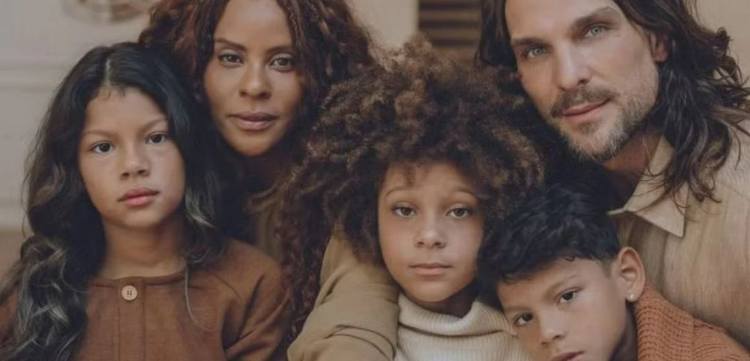 Aline e Igor sofreram denúncias por conta da sexualidade durante processo de adoção dos filhos