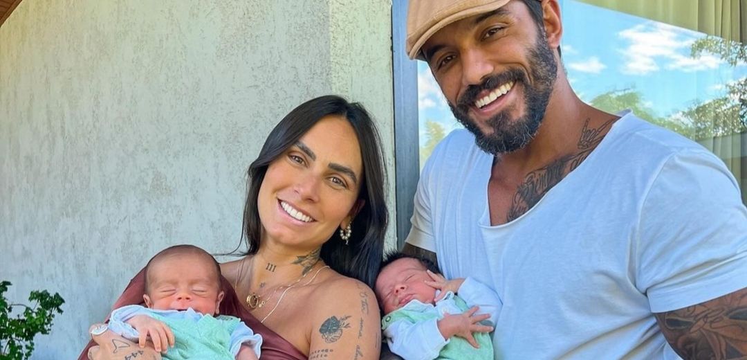 André Coelho é criticado por fala envolvendo pincel de maquiagem com filhos: “Só falta o rímel”