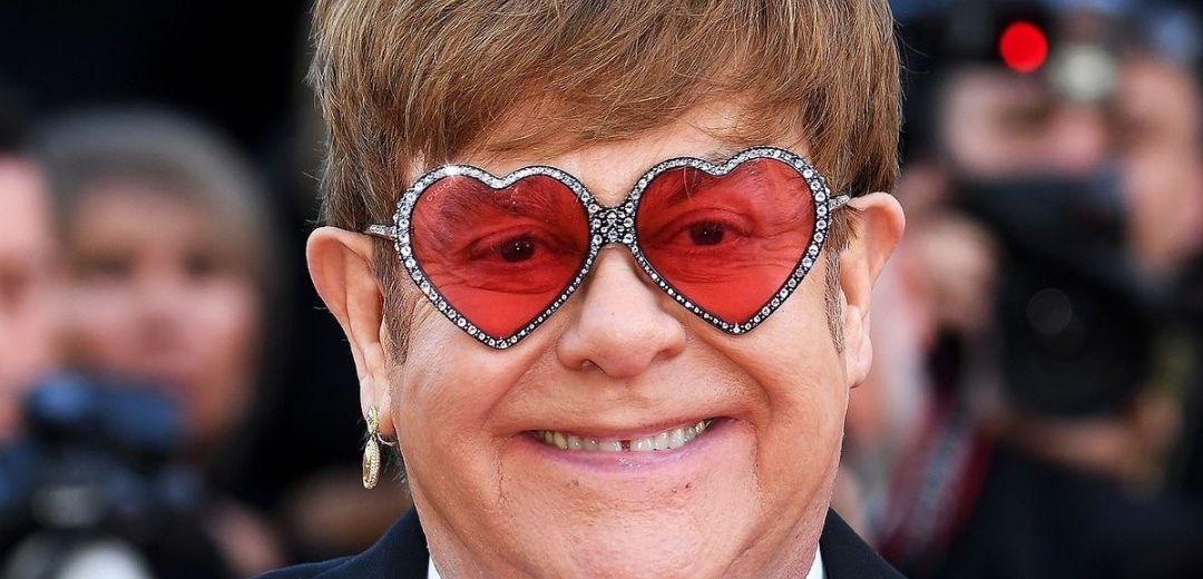 Dono de loja na França acusa Elton John de fazer xixi no meio do estabelecimento